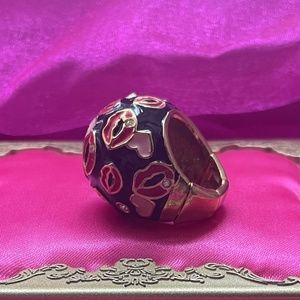 Betsey Johnson rare ‘ first date’ red lip rhinestone dome ring